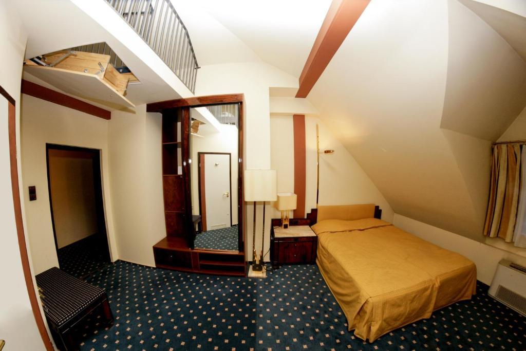 Hotel Podzamcze Tarnów Esterno foto
