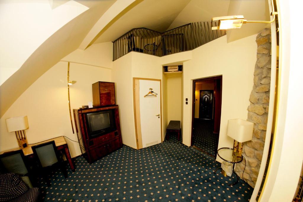 Hotel Podzamcze Tarnów Esterno foto