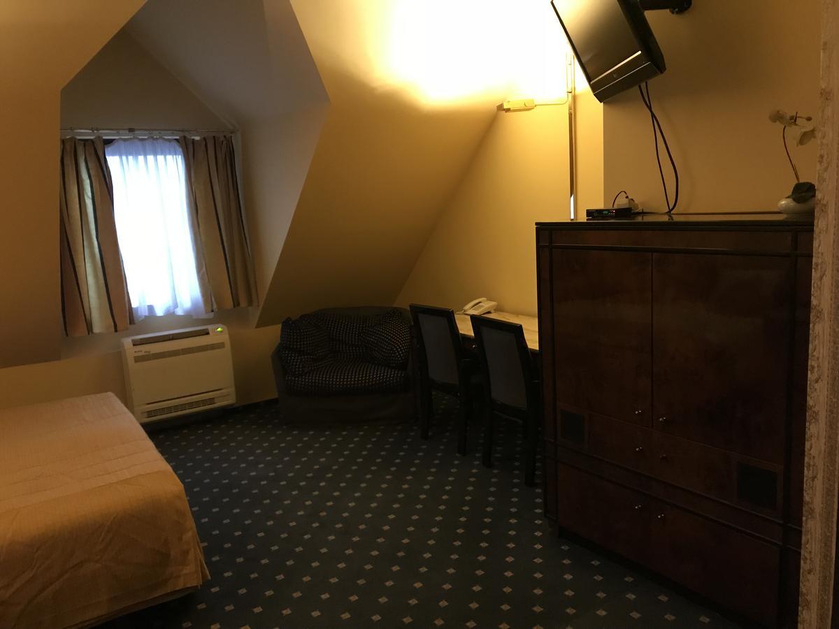Hotel Podzamcze Tarnów Esterno foto