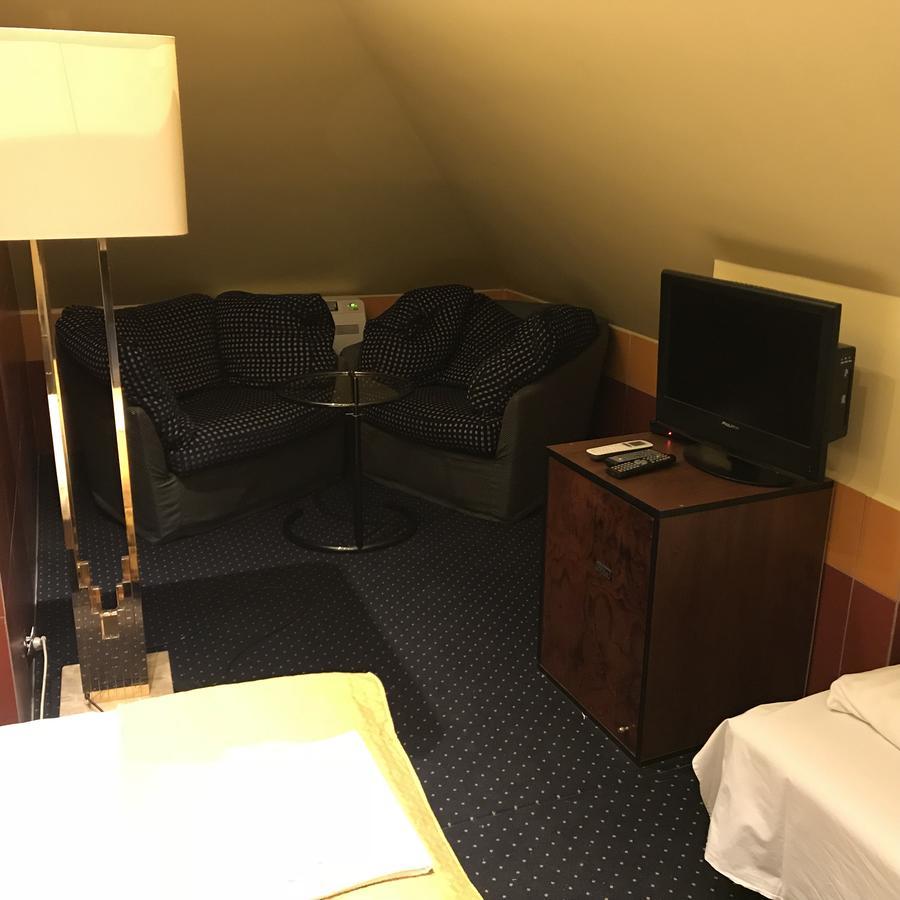 Hotel Podzamcze Tarnów Esterno foto