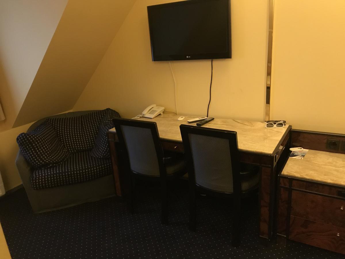 Hotel Podzamcze Tarnów Esterno foto