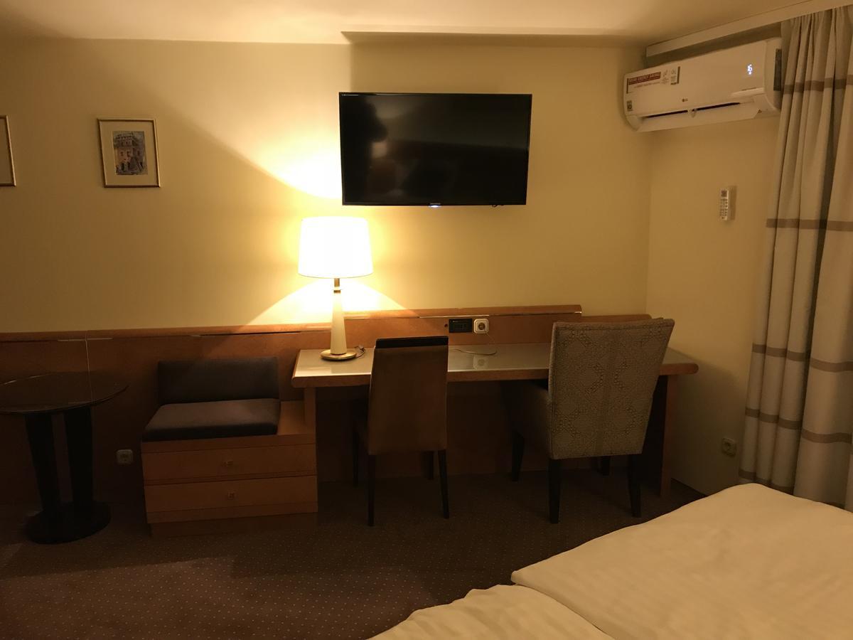 Hotel Podzamcze Tarnów Esterno foto