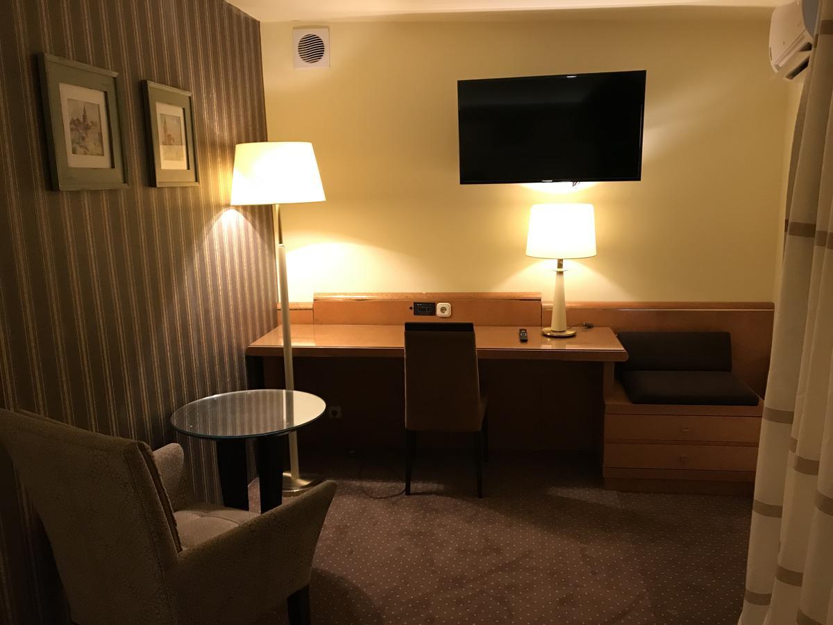 Hotel Podzamcze Tarnów Esterno foto